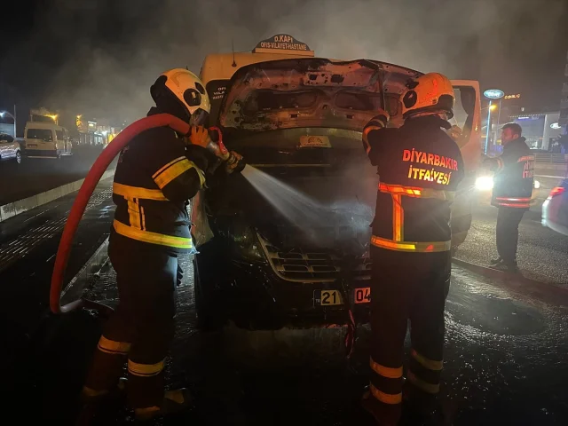 Diyarbakır'da Minibüs Yangını Paniğe Yol Açtı