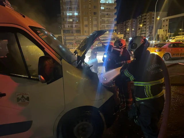 Diyarbakır'da Minibüs Yangını Paniğe Yol Açtı