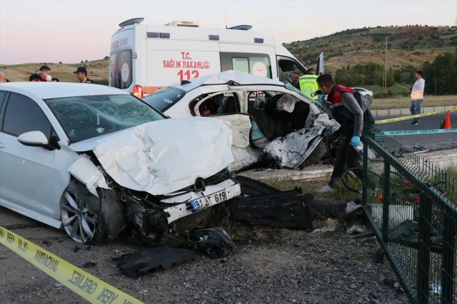 Yozgat'ta Trafik Faciası: İki Araç Çarpıştı, Can Kaybı ve Yaralı Var