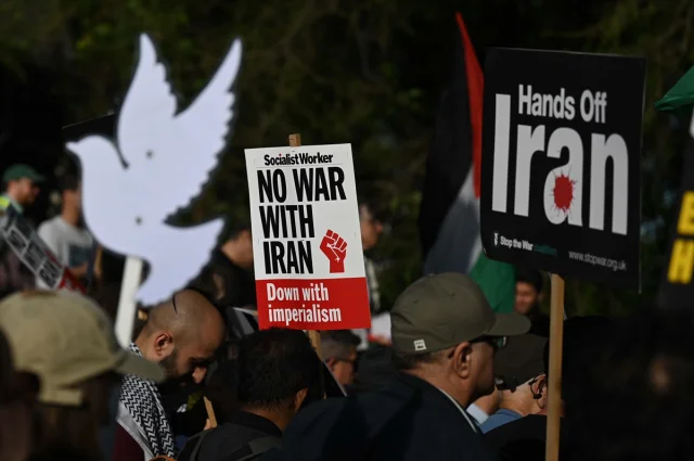 Londra'da İran'a Yönelik Saldırılar Protesto Edildi