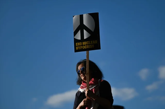 Londra'da İran'a Yönelik Saldırılar Protesto Edildi