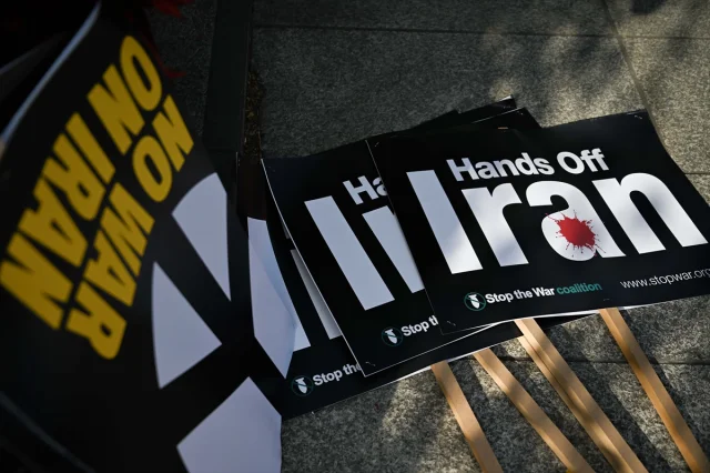 Londra'da İran'a Yönelik Saldırılar Protesto Edildi