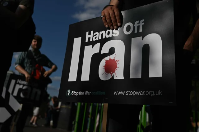 Londra'da İran'a Yönelik Saldırılar Protesto Edildi