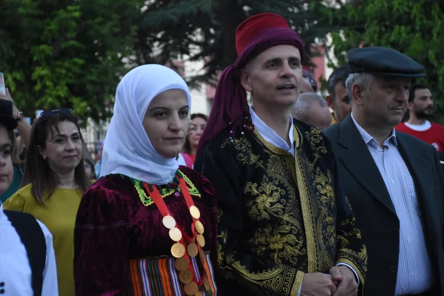 Karaman'da Renkli Kortej Yürüyüşüyle Başlayan Halk Oyunları Şöleni