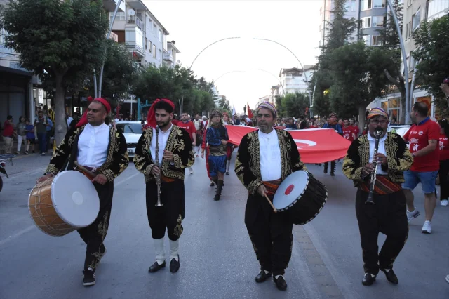 Karaman'da Renkli Kortej Yürüyüşüyle Başlayan Halk Oyunları Şöleni