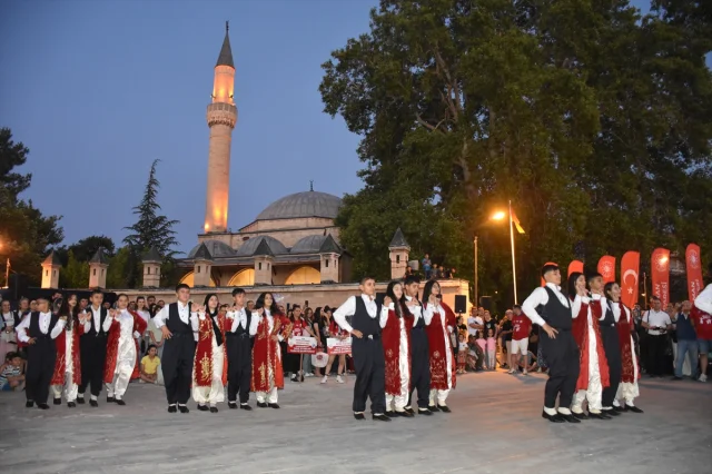 Karaman'da Renkli Kortej Yürüyüşüyle Başlayan Halk Oyunları Şöleni