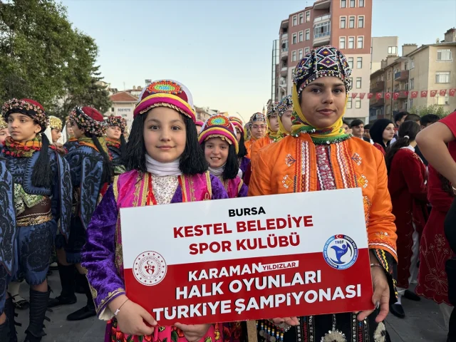 Karaman'da Renkli Kortej Yürüyüşüyle Başlayan Halk Oyunları Şöleni