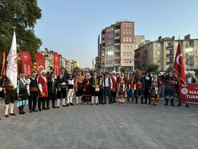 Karaman'da Renkli Kortej Yürüyüşüyle Başlayan Halk Oyunları Şöleni