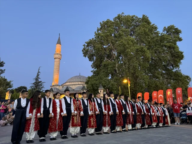Karaman'da Renkli Kortej Yürüyüşüyle Başlayan Halk Oyunları Şöleni