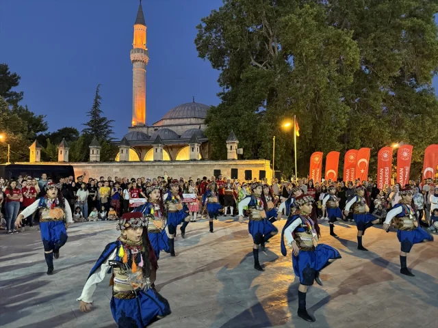 Karaman'da Renkli Kortej Yürüyüşüyle Başlayan Halk Oyunları Şöleni