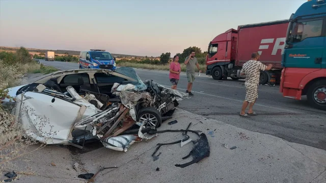 Edirne'de Park Halindeki Tıra Çarpan Otomobilde Korkutan Kaz...