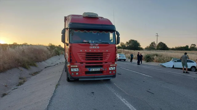 Edirne'de Park Halindeki Tıra Çarpan Otomobilde Korkutan Kaza