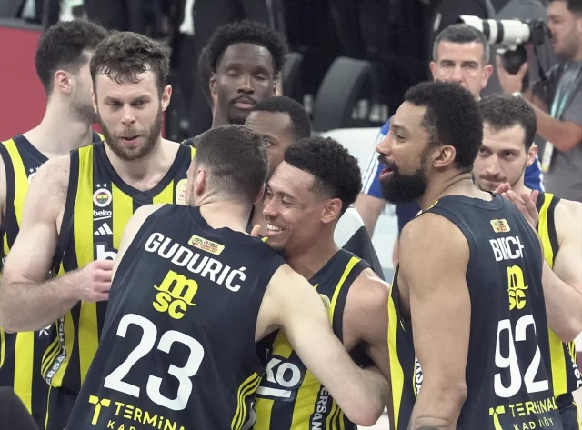 Fenerbahçe Beko Beşiktaş'ı Zorlu Derbide Geçti