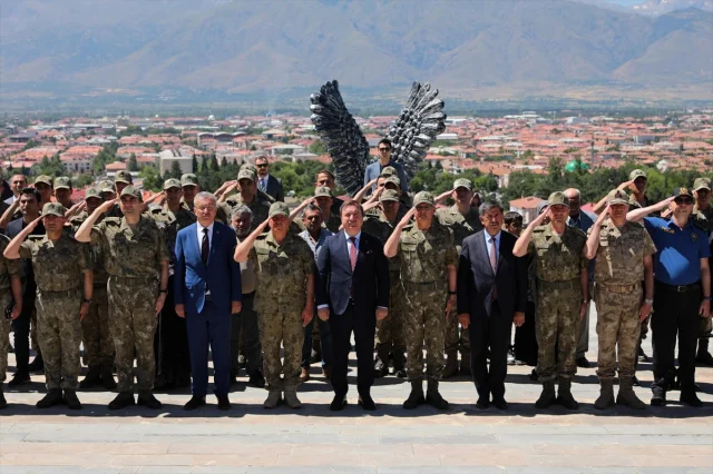 Erzincan'da Şehitlerin Anısını Yaşatan Anıtın Restore Edilmiş Hali Açıldı