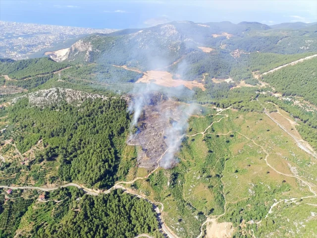 Antalya'da Aksu ve Kumluca'da Orman Yangınları Ekipleri Harekete Geçirdi