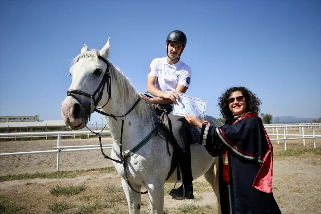 Üniversite Mezunları At Sırtında Diplomalarını Aldı