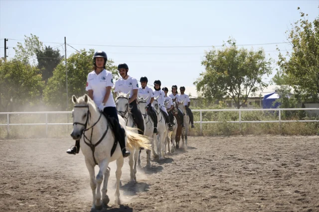 Üniversite Mezunları At Sırtında Diplomalarını Aldı