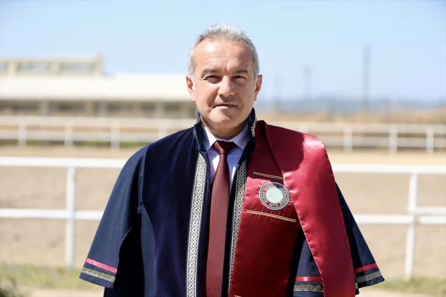 Üniversite Mezunları At Sırtında Diplomalarını Aldı
