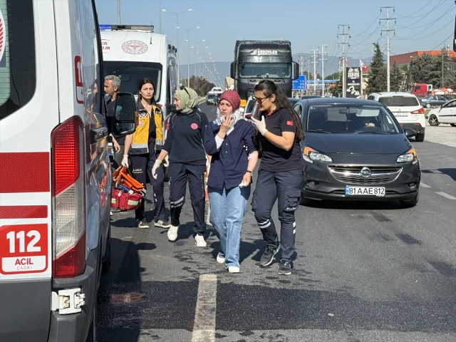 Düzce'de Zincirleme Kazada 6 İşçi Yaralandı