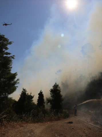 Antalya'da Aksu ve Kumluca'da Orman Yangınları Ekipleri Harekete Geçirdi