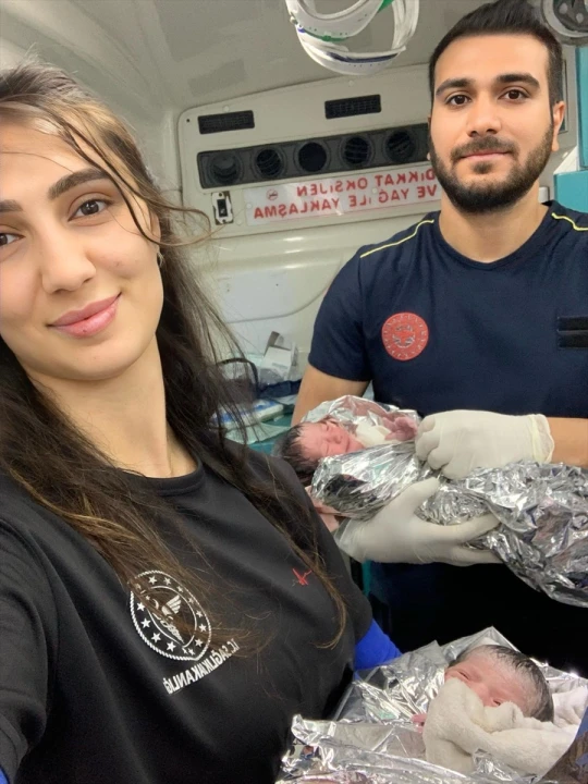 Şanlıurfa'nın Kırsalında Ambulansta İkiz Doğumu Heyecanı