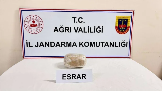 Ağrı'da Yol Kontrolünde Uyuşturucu Operasyonu: 1 Kilo 74 Gra...
