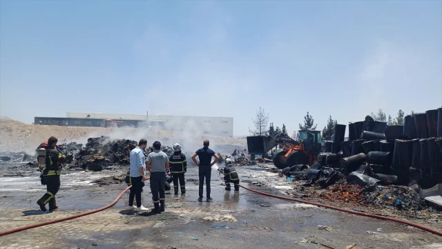 Batman OSB'deki Fabrika Yangını Kontrol Altına Alınmaya Çalışılıyor