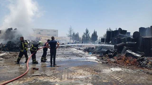 Batman OSB'deki Fabrika Yangını Kontrol Altına Alınmaya Çalışılıyor