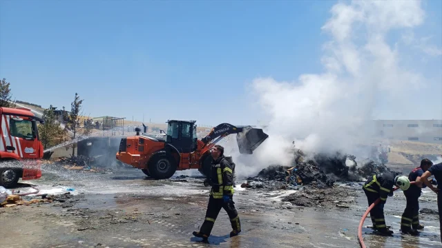 Batman OSB'deki Fabrika Yangını Kontrol Altına Alınmaya Çalışılıyor