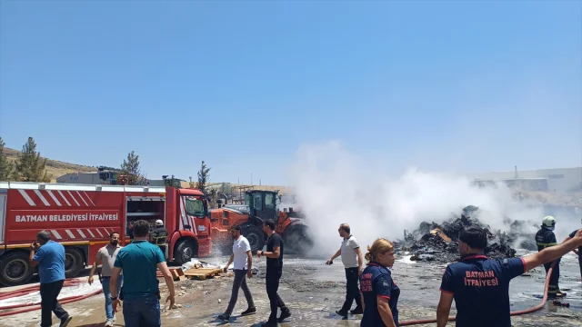 Batman OSB'deki Fabrika Yangını Kontrol Altına Alınmaya Çalışılıyor