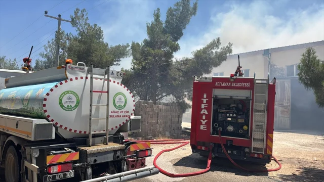 Adıyaman'da Fabrikadaki Büyük Yangın Kontrol Altına Alınmaya Çalışılıyor
