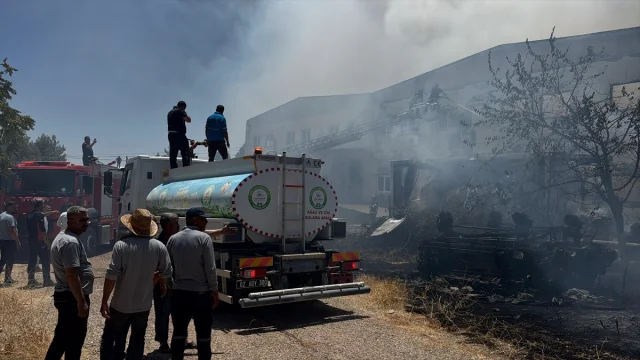 Adıyaman'da Fabrikadaki Büyük Yangın Kontrol Altına Alınmaya Çalışılıyor
