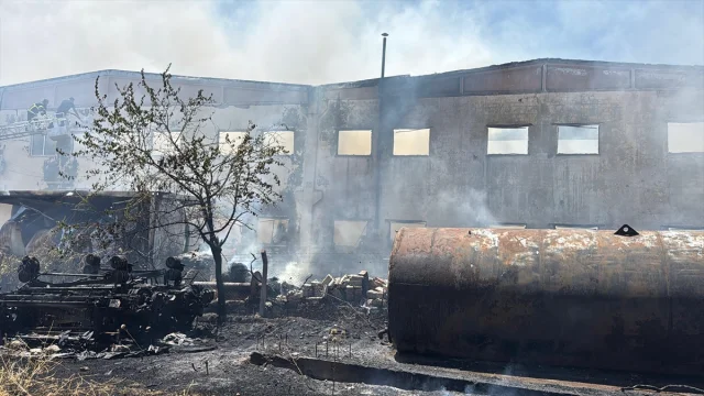 Adıyaman'da Fabrikadaki Büyük Yangın Kontrol Altına Alınmaya Çalışılıyor