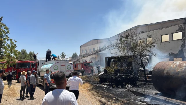 Adıyaman'da Fabrikadaki Büyük Yangın Kontrol Altına Alınmaya Çalışılıyor