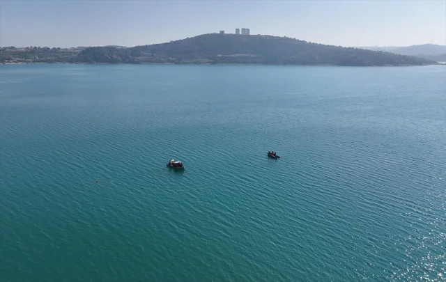 Adana'da Baraj Gölüne Düşen Uçağın Enkazı Çıkarıldı