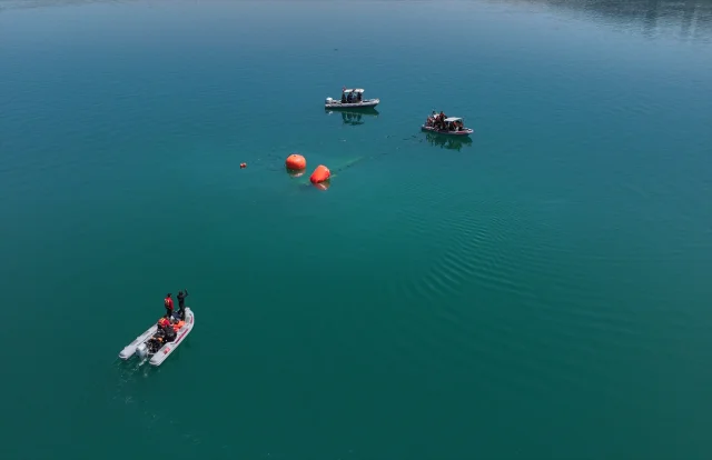 Adana'da Baraj Gölüne Düşen Uçağın Enkazı Çıkarıldı