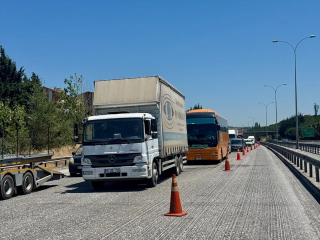 Kocaeli'de Yolcu Otobüsü ve Tır Çarpıştı: Trafik Felç Oldu