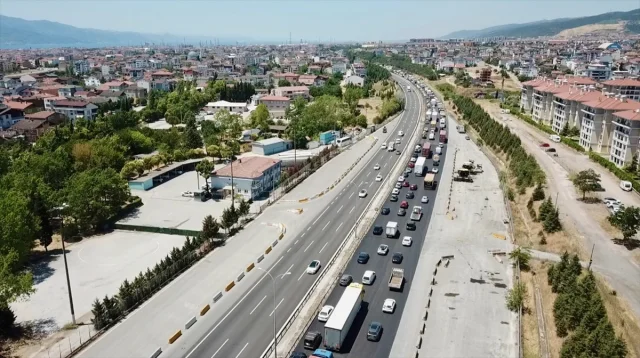 Kocaeli'de Yolcu Otobüsü ve Tır Çarpıştı: Trafik Felç Oldu