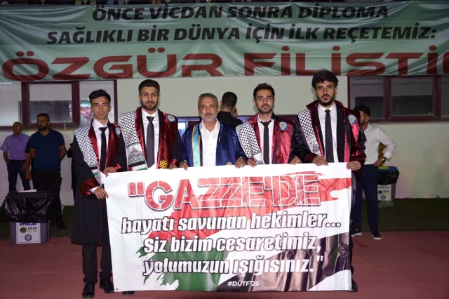 Dicle Üniversitesi Tıp Fakültesi Mezuniyetinde Filistin'e Destek Mesajları
