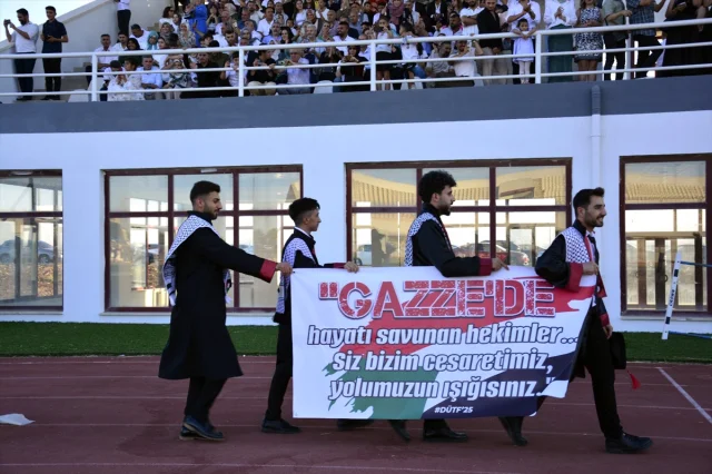 Dicle Üniversitesi Tıp Fakültesi Mezuniyetinde Filistin'e Destek Mesajları