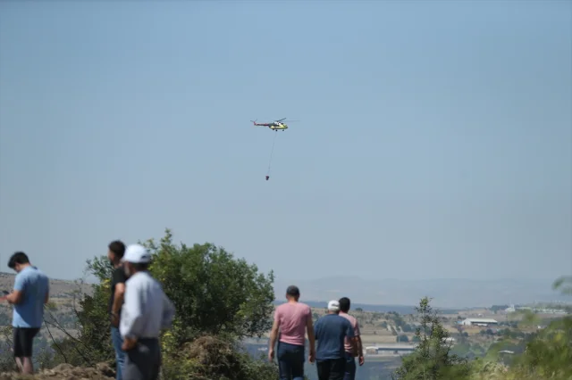 Balıkesir'de Tarım Arazisindeki Büyük Yangın Kontrol Altına Alınıyor