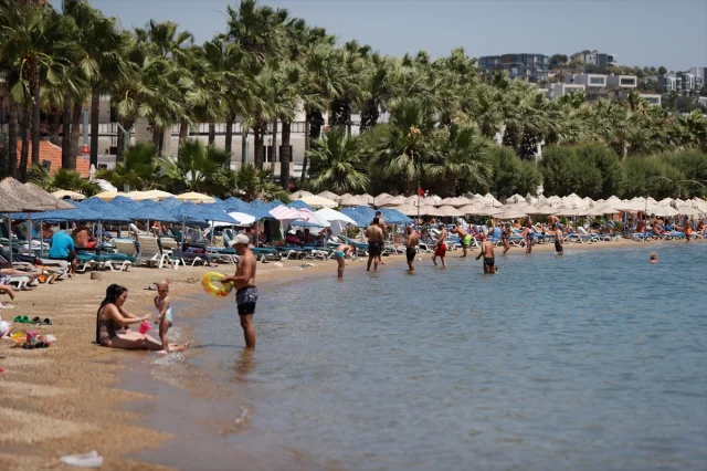 Muğla'nın Sahilleri Sıcak Havada Turist Akınına Uğradı