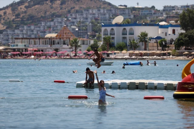 Muğla'nın Sahilleri Sıcak Havada Turist Akınına Uğradı