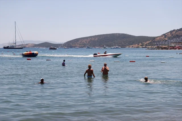 Muğla'nın Sahilleri Sıcak Havada Turist Akınına Uğradı