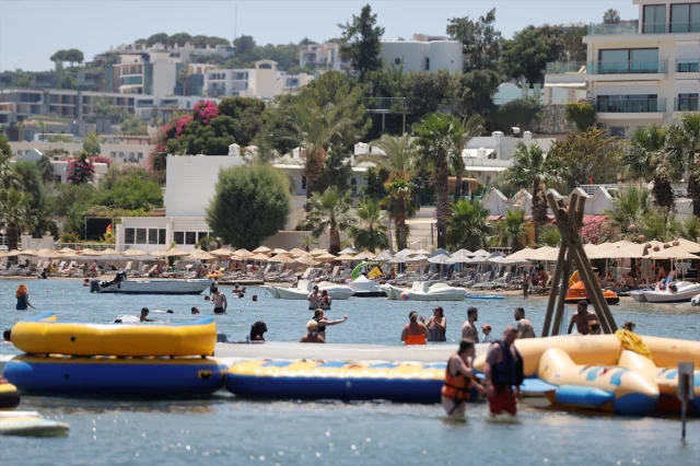 Muğla'nın Sahilleri Sıcak Havada Turist Akınına Uğradı