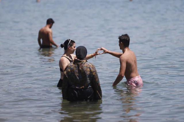 Muğla'nın Sahilleri Sıcak Havada Turist Akınına Uğradı