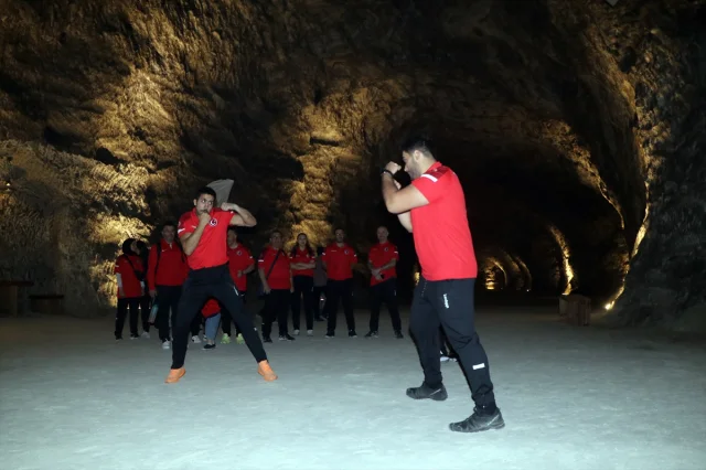 Savate Combat Milli Takımı, Tuz Mağarasında Eşsiz Bir Antrenman Deneyimi Yaşadı
