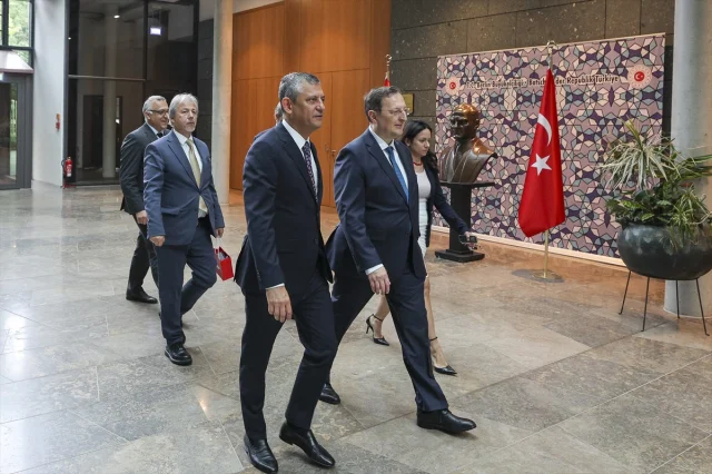 CHP Lideri Özgür Özel'den Berlin Çıkarması: Büyükelçi ile Görüştü