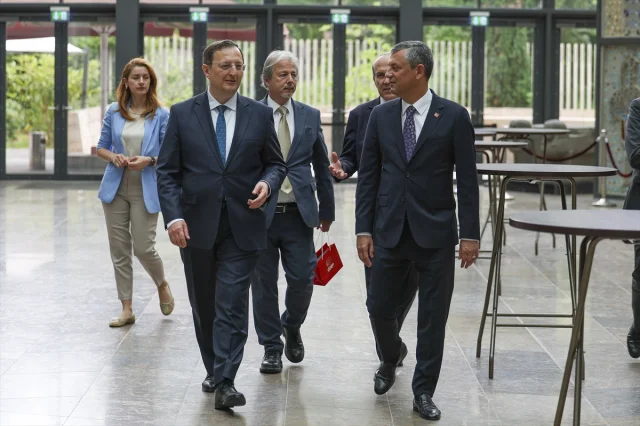 CHP Lideri Özgür Özel'den Berlin Çıkarması: Büyükelçi ile Görüştü