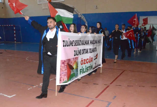 Kafkas Üniversitesinde Mezuniyet Coşkusuna Filistin'e Destek Damga Vurdu